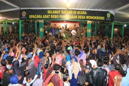 Ribuan Pengunjung padati Upacara Adat Rebopungkasan Desa Wonokromo